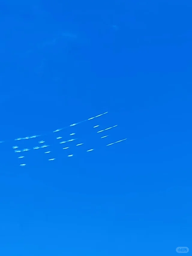 🛩️☁️☁️☁️ 广告已经卷到天上了